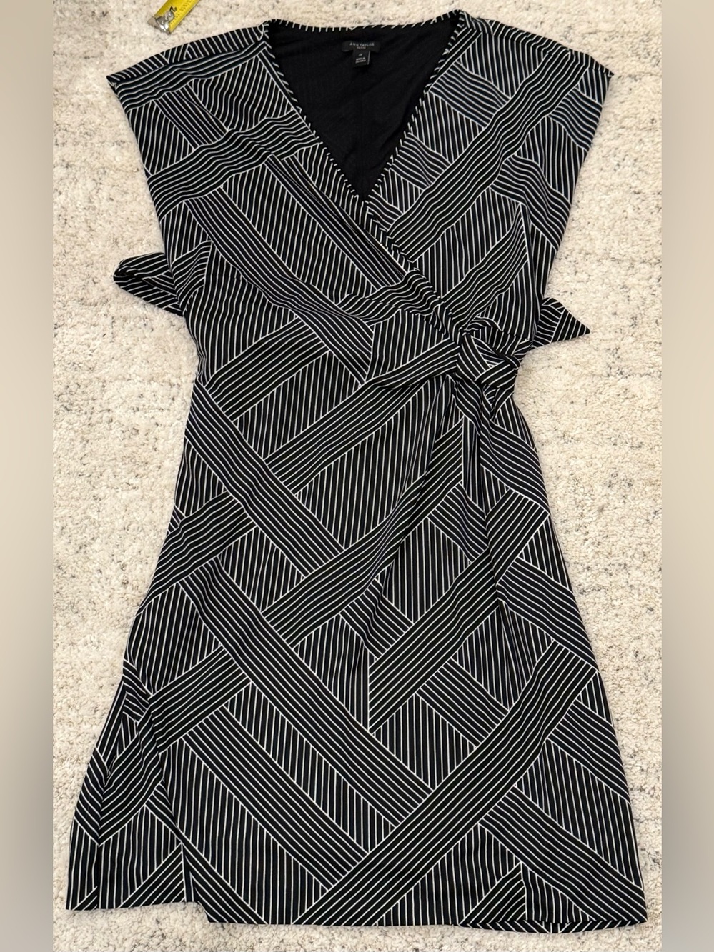 Ann Taylor Petite 4P Black White Geometric Stripe Wrap Dress Belted Stretch 4 p
